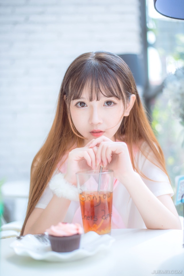 有一天友谊和爱情碰见。爱情问友谊：世上有我了，为什么还要有你的存在？友谊笑着说：爱情会让人们流泪，而友谊的存在就是帮人们擦干眼泪。朋友就是：偶尔会为你忧虑给你关心替你懆心想你开心逗你开心请你放心。
